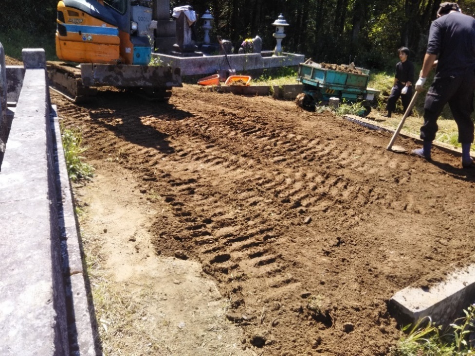 墓石やコンクリート基礎を全て取り除き土を埋め直して重機で踏み固めます。